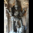 Die Figur links vom Eingang zum Subrahmanya-Schrein